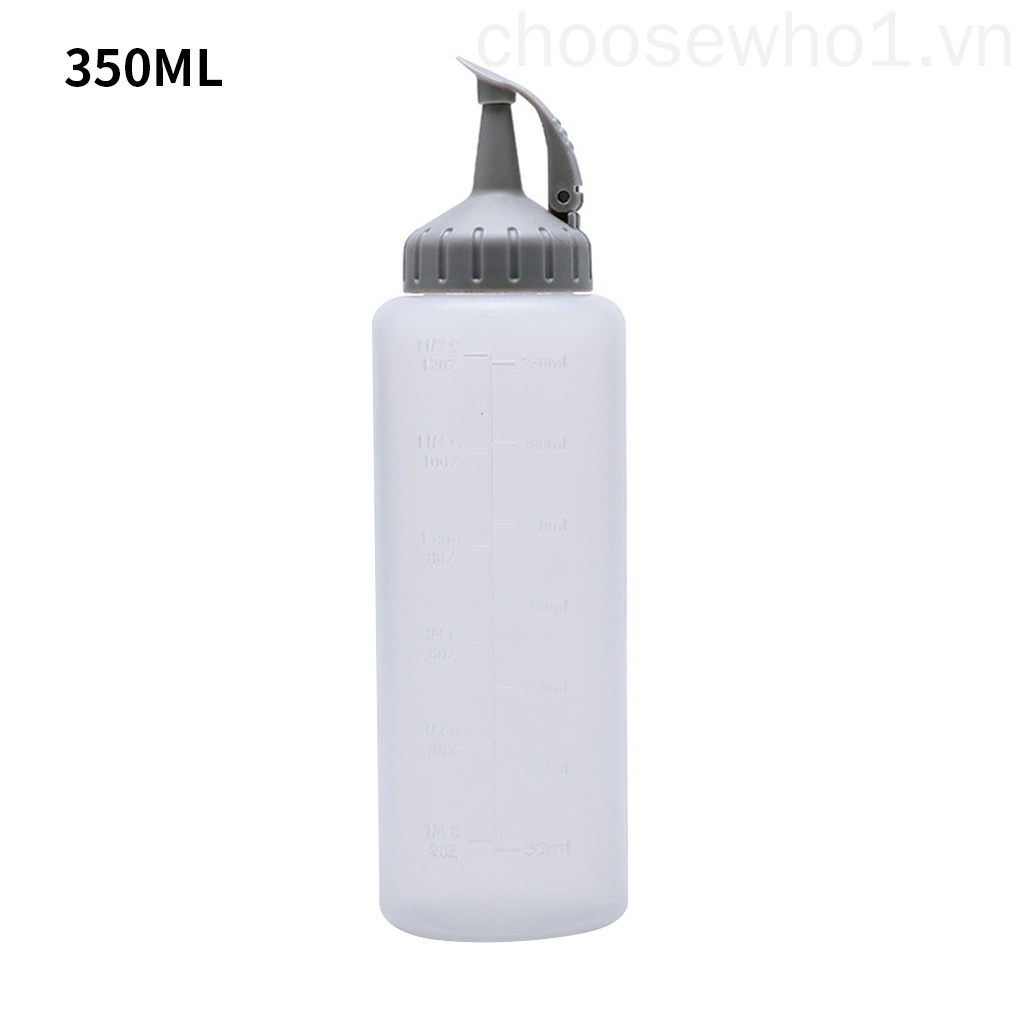 Bình xịt nhựa đựng mật ong dầu ăn trong nhà bếp