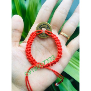 Vòng chỉ đỏ đồng xu may mắn