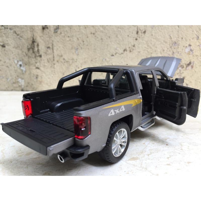 Mô hình xe Chevrolet SILVERADO 1500 2020 1:32