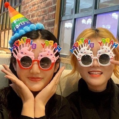 Kính chúc mừng sinh nhật, kính mắt chữ Happy Birthday độc đáo