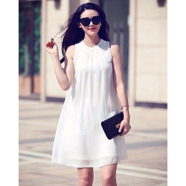 ĐẦM SUÔNG CỔ NẸP TRÒN Chất liệu; chiffon lót thun Màu; trắng Kiểu dáng: đầm suông chữ A, cổ nẹp tròn cài nút sau cổ, sá
