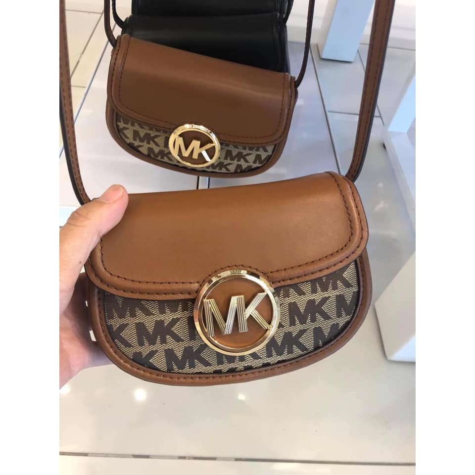 Túi đeo chéo logo MK nâu Michael Kors Fulton  size 16cm