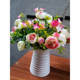 Chậu hoa hồng xinh để bàn