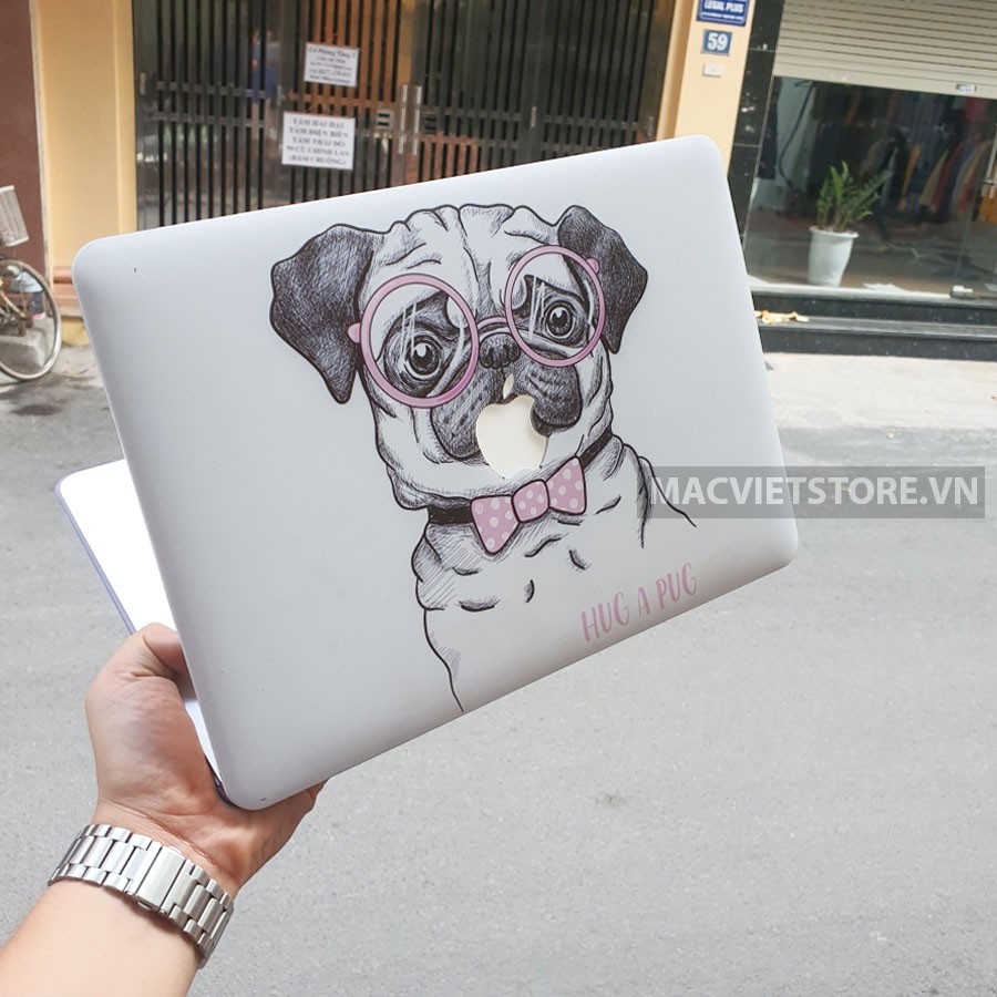 [3-IN-1] Ốp Macbook, Case Macbook Hình Hug A Pug (Tặng Kèm Nút Chống Bụi Và Kẹp Chống Gẫy Sạc)