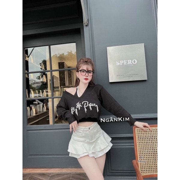 Set áo len hai chi tiết gồm áo yếm mặc trong mix cùng áo len cổ tim dài tay bên ngoài