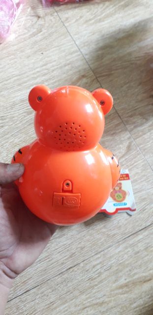 Con lật đật hình chú Gấu bằng nhựa có nhạc và đèn Led tặng kèm pin