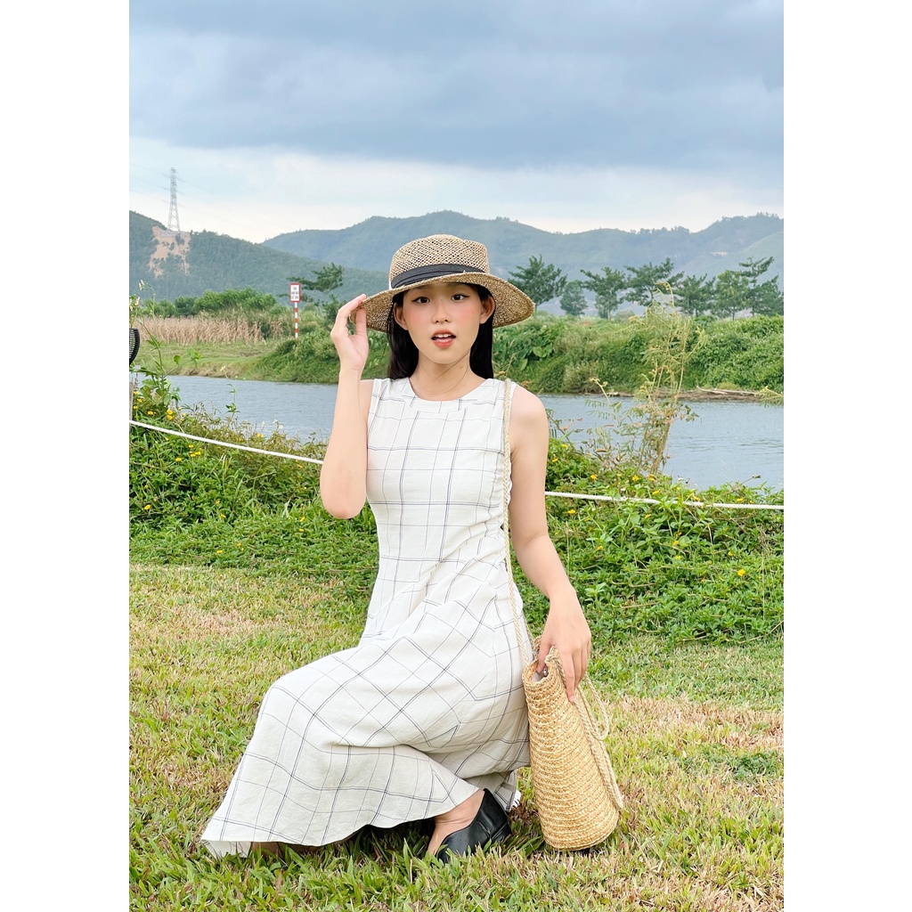 Đầm midi sát nách thời trang nữ cổ tròn tà xéo thời trang GAGO hoạ tiết caro trắng sữa GG4020