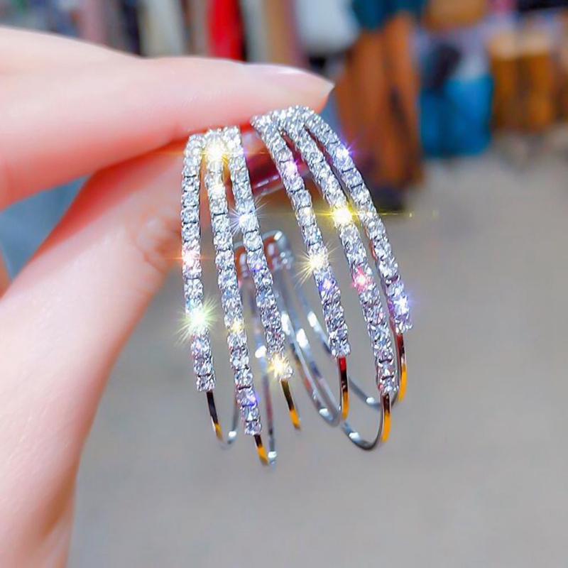 Đôi bông tai tròn lớn đính đá sang trọng cho nữ