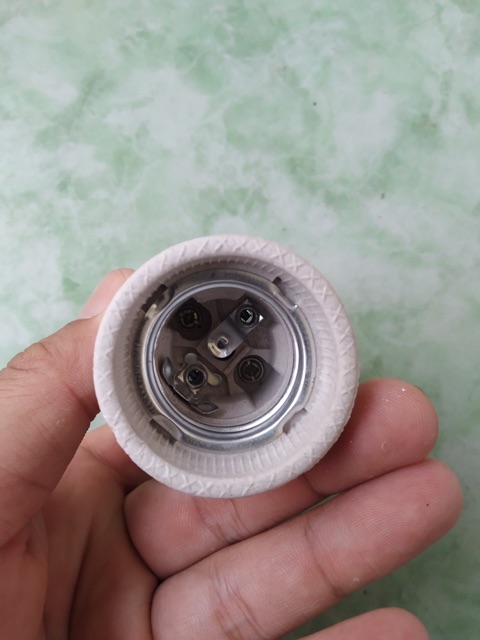 Đuôi đèn bằng sứ