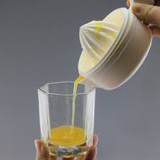 Dụng cụ vắt cam INOMATA tách hạt và ca đựng dung tích 230ml - hàng nội địa Nhật Bản