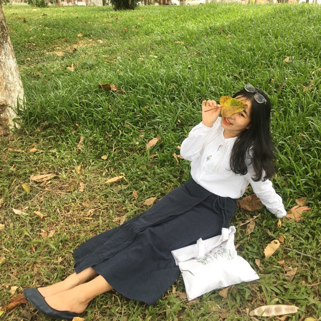 Sét áo sơ mi Hàn thêu + chân váy màu xanh đen cột vạt chéo