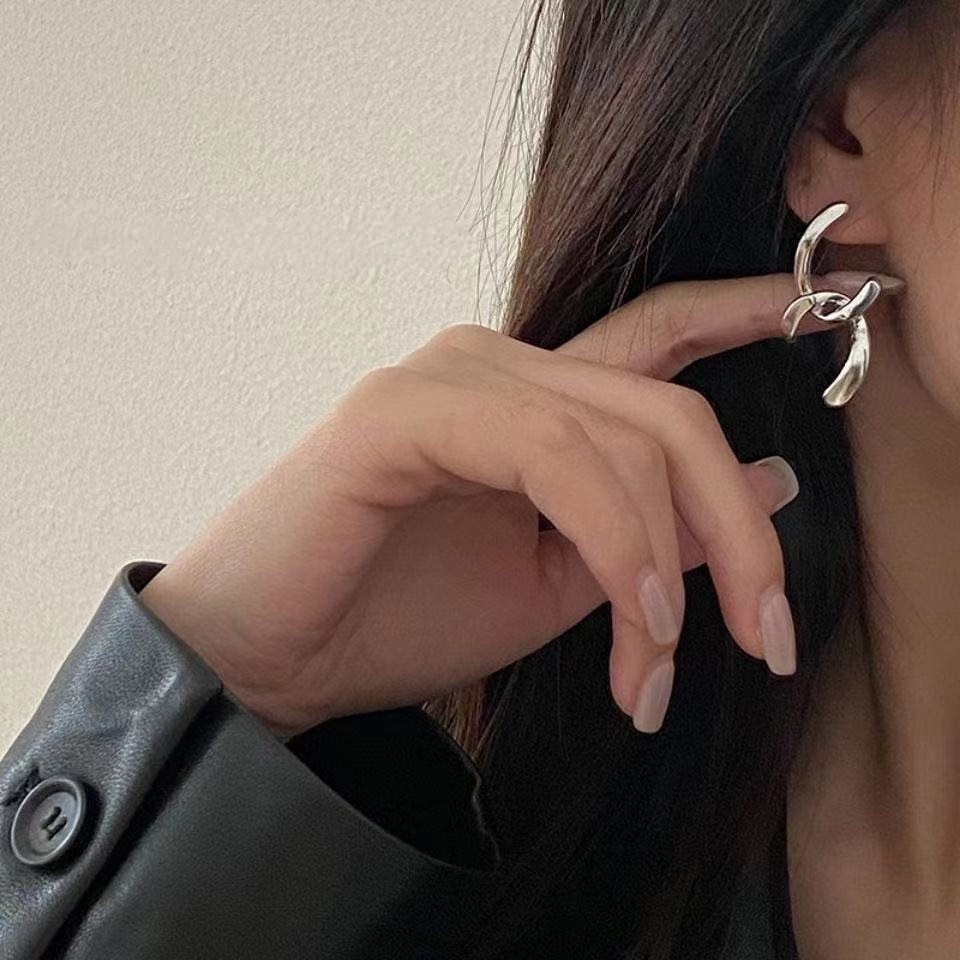 Khuyên Tai Chữ C Đôi Phối Kiểu Cách Thời Trang Độc Đáo