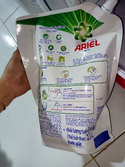 Nước giặt ariel 2.3 lit