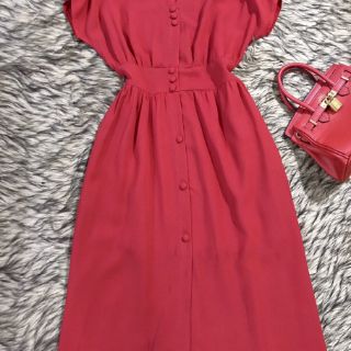 Váy đỏ cúc bọc