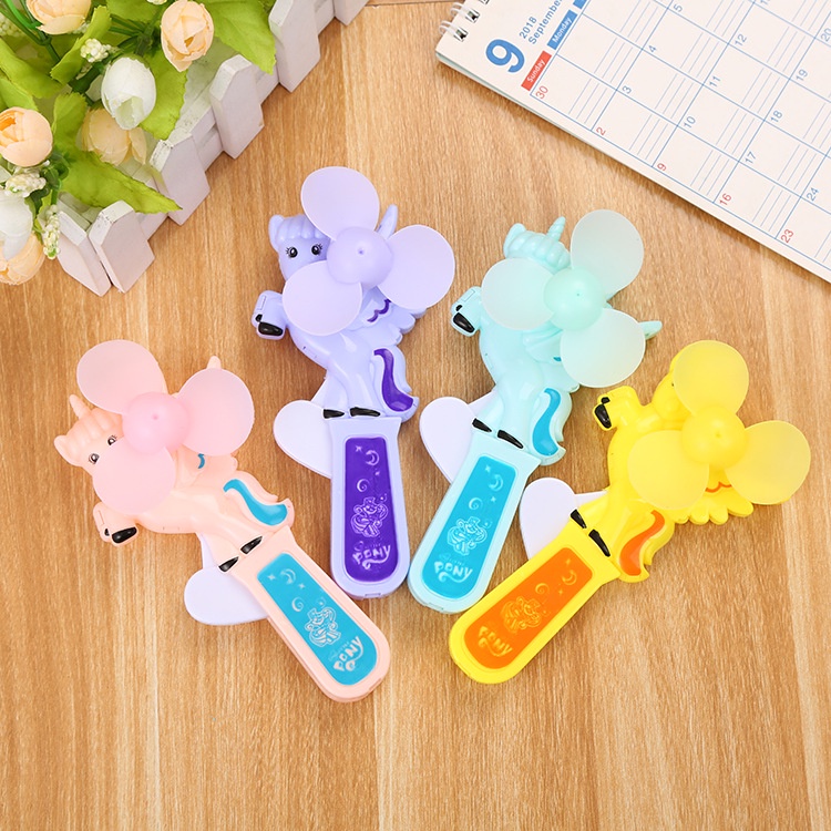 Quạt Cầm Tay mini Họa Tiết Hoạt Hình Dễ Thương