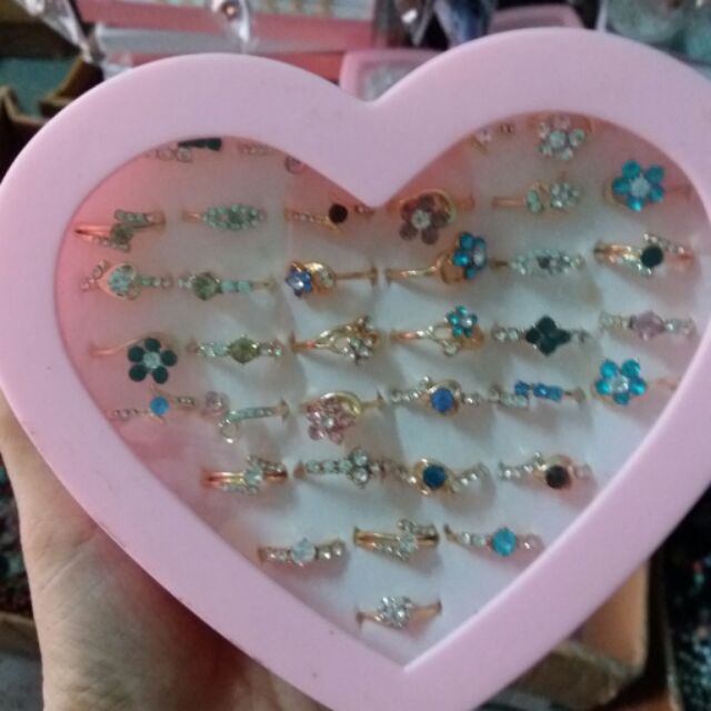 một hộp nhẫn mĩ kí