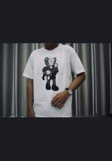 Áo Uniqlo x Kaws