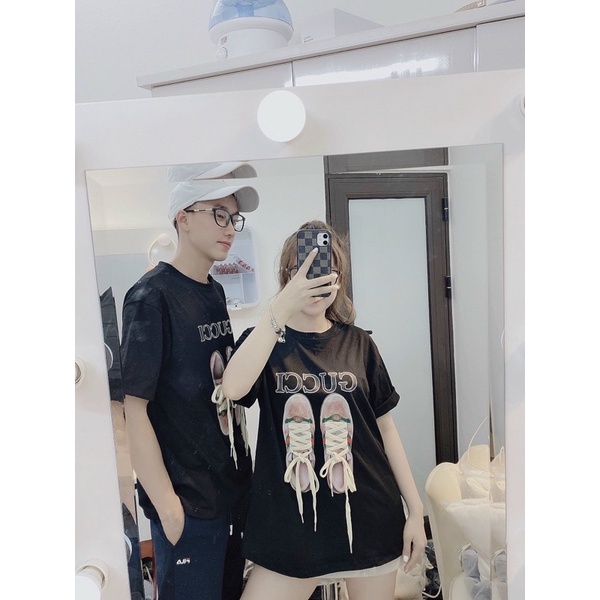 Áo phông in đôi giày buộc dây