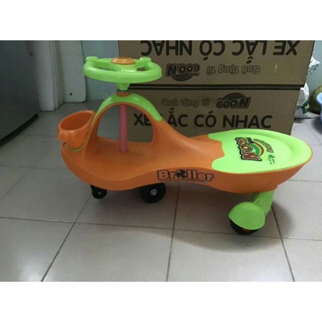Xe lắc có nhạc cho bé