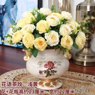 Lọ hoa và hoa trang trí