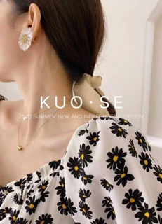 Đầm hoa cúc trễ vai
