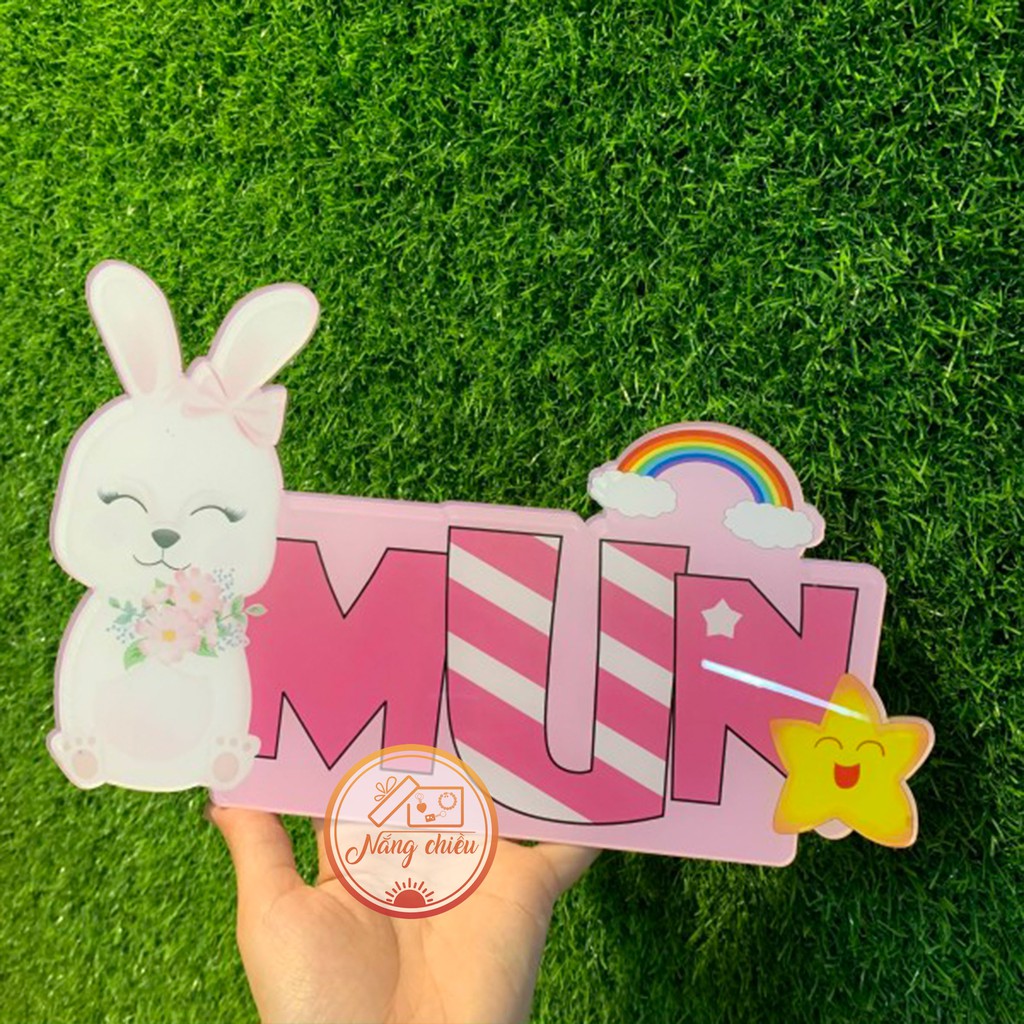 In Tên Bé Để Bàn Kèm Hình Chibi Mẫu Đẹp, chất liệu mica sáng bóng và bền đẹp