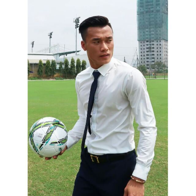 Thủ môn Bùi Tiến Dũng đã chọn Sơ mi Trắng cao cấp không nhăn vải lụa mềm mịn gấp hộp cao cấp tại DuctayShop