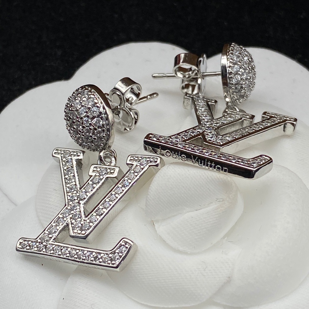 Bông Tai Louis Vuitton Đính Kim Cương Giả Hình Chữ Cái Thời Trang