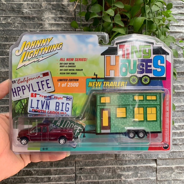 Johnny Lightning - 2004 Ford F-250 Super Duty with Tiny House - Xe mô hình tỉ lệ 1/64