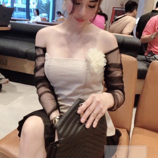 Áo trễ vai kèm tag hoa