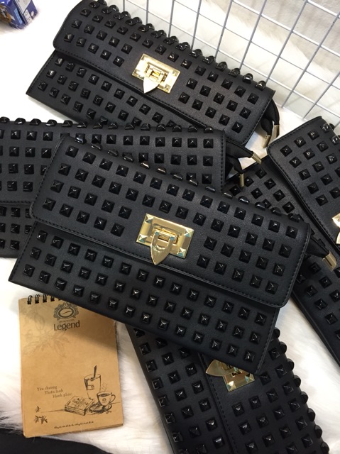 Ví cầm tay 2 ngăn đính đinh full màu có dây đeo chéo | BigBuy360 - bigbuy360.vn