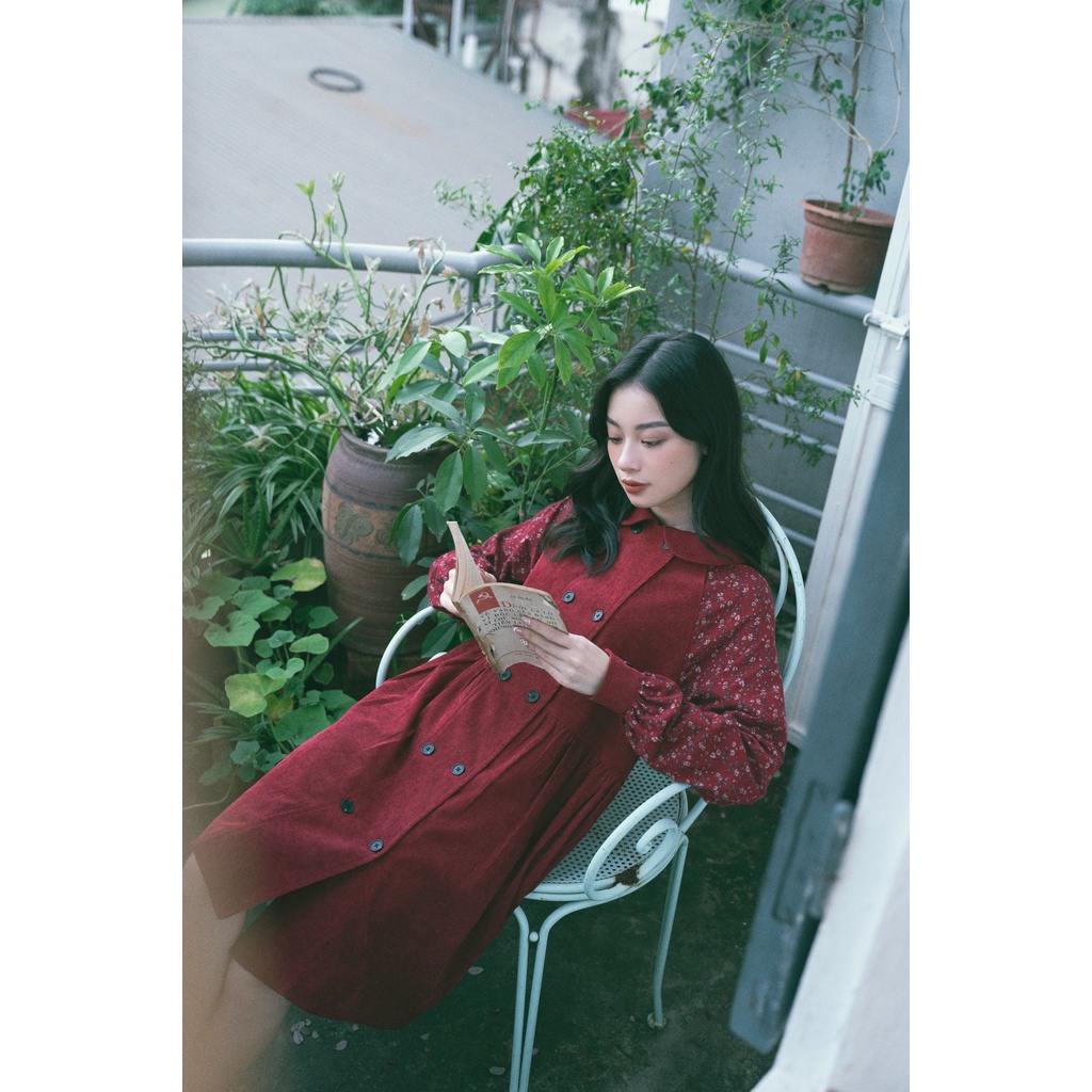 Váy nhung đỏ MADELEN dáng cổ sen phối hoạ tiết hoa | BigBuy360 - bigbuy360.vn