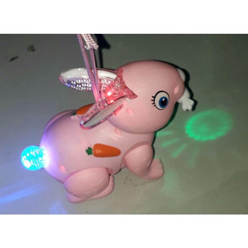 Một chú thỏ bằng nhựa có nhạc và đèn led rất đẹp tặng kèm pin