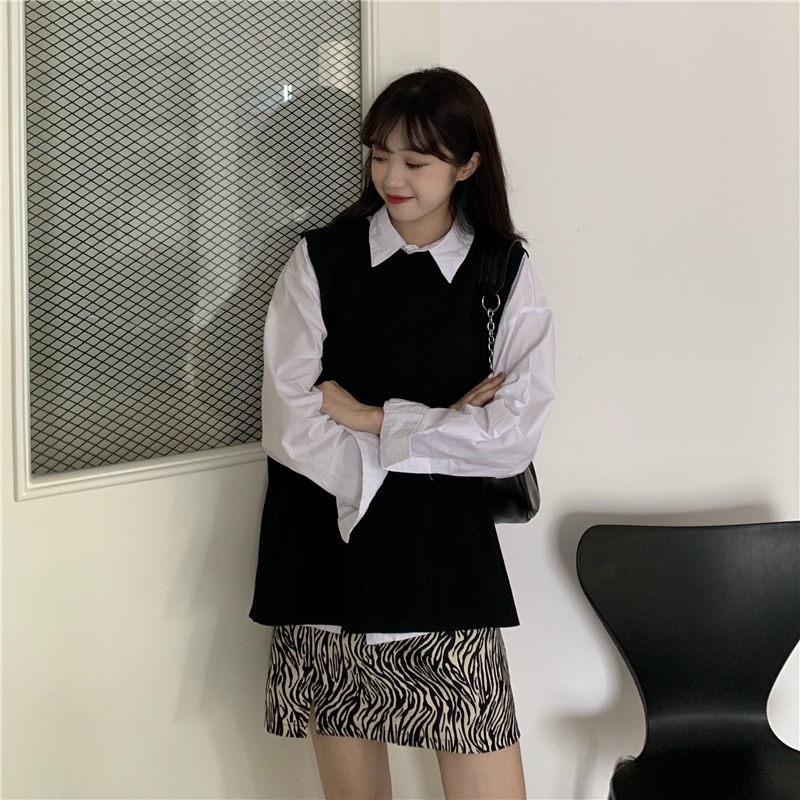Áo len gile đen trơn cổ tròn xẻ sau + áo sơ mi trắng oversize + chân váy họa tiết sọc da báo xẻ bên