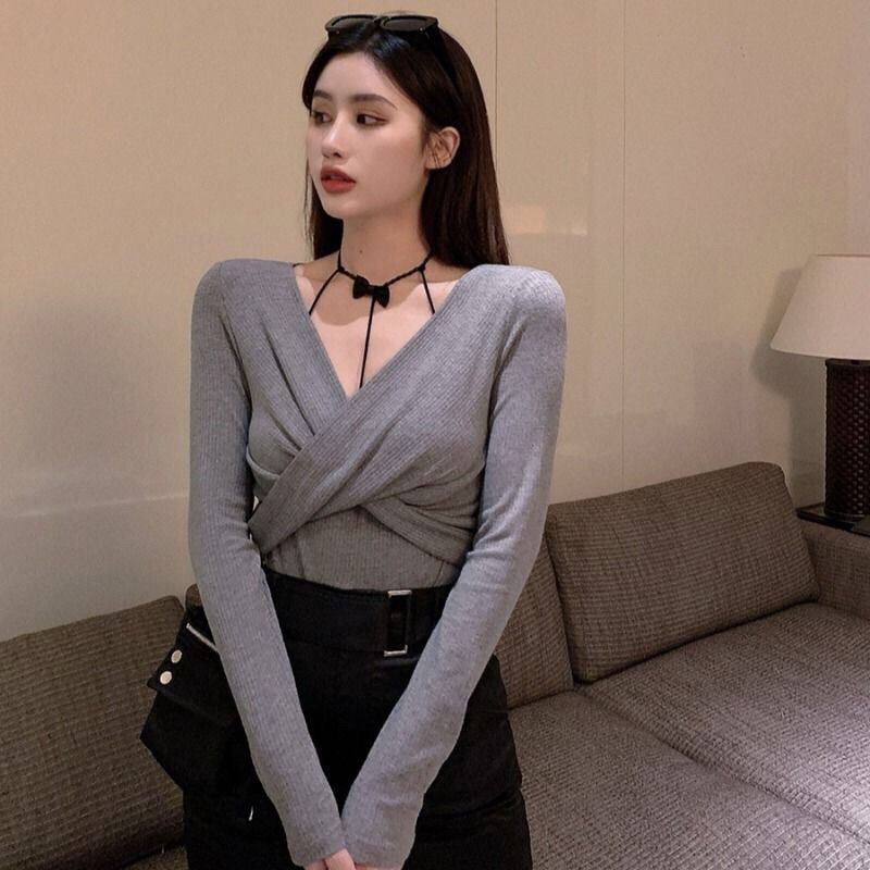 Áo cổ yếm dáng ôm phong cách xuân hè thời trang quyến rũ cho nữ