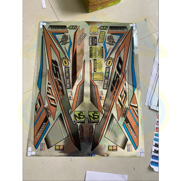 ( Quí khách vui lòng mang ra tiệm cho thợ dán ) Tem winner 150 cam đen chất liệu Crom