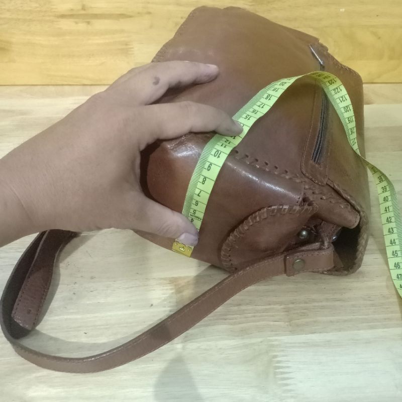 Túi đeo chéo da mộc secondhand  300312