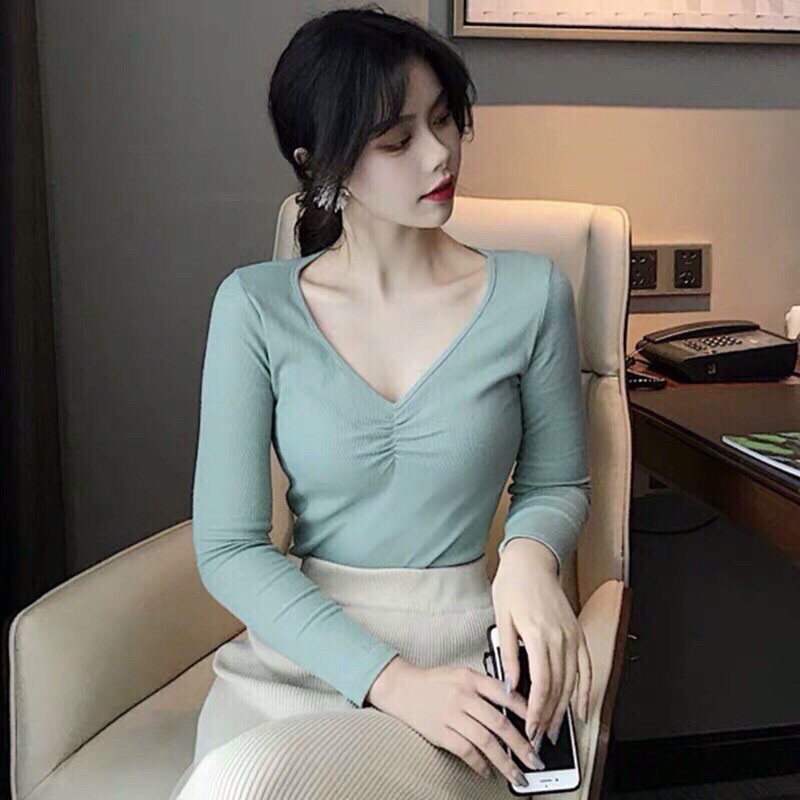 Áo thun gân cổ tim nhíu ngực