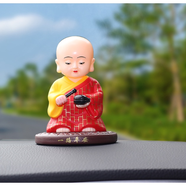 Tượng CHÚ TIỂU GÕ MÕ ĐỨNG tích hợp năng lượng mặt trời trang trí ôtô bàn làm việc