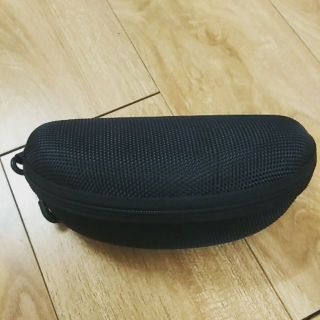 Hộp đựng mắt kính có khóa kéo và móc treo