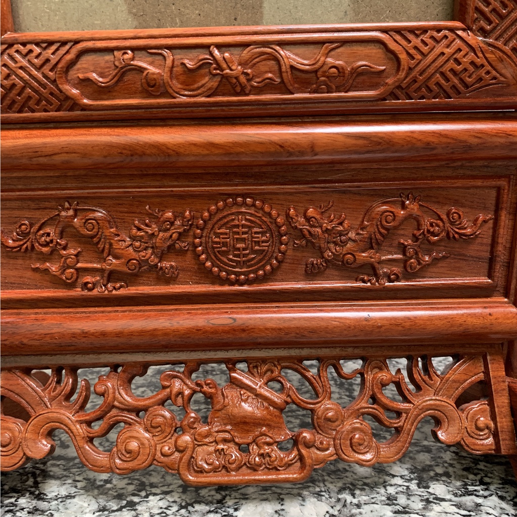 Khung ảnh thờ gỗ Hương chạm hoa văn cổ điển sơn PU chống mỗi mọt
