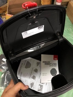 Thùng giữa Givi G10N Monolock 10L