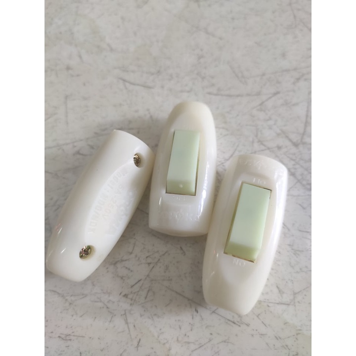 Công tắc treo dạ quang hiệu Sopoka dùng để nối dây điện sử dụng