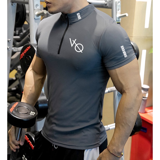 ÁO TẬP GYM NAM CỔ TRỤ ÔM BODY CỰC NAM TÍNH - DÁNG SIÊU ĐỈNH