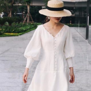 Đầm trắng nút bọc