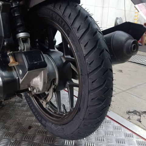 Vỏ lốp xe Michelin Pilot Street 2, các size tay ga và xe số, vỏ ko ruột - giá 1 cái