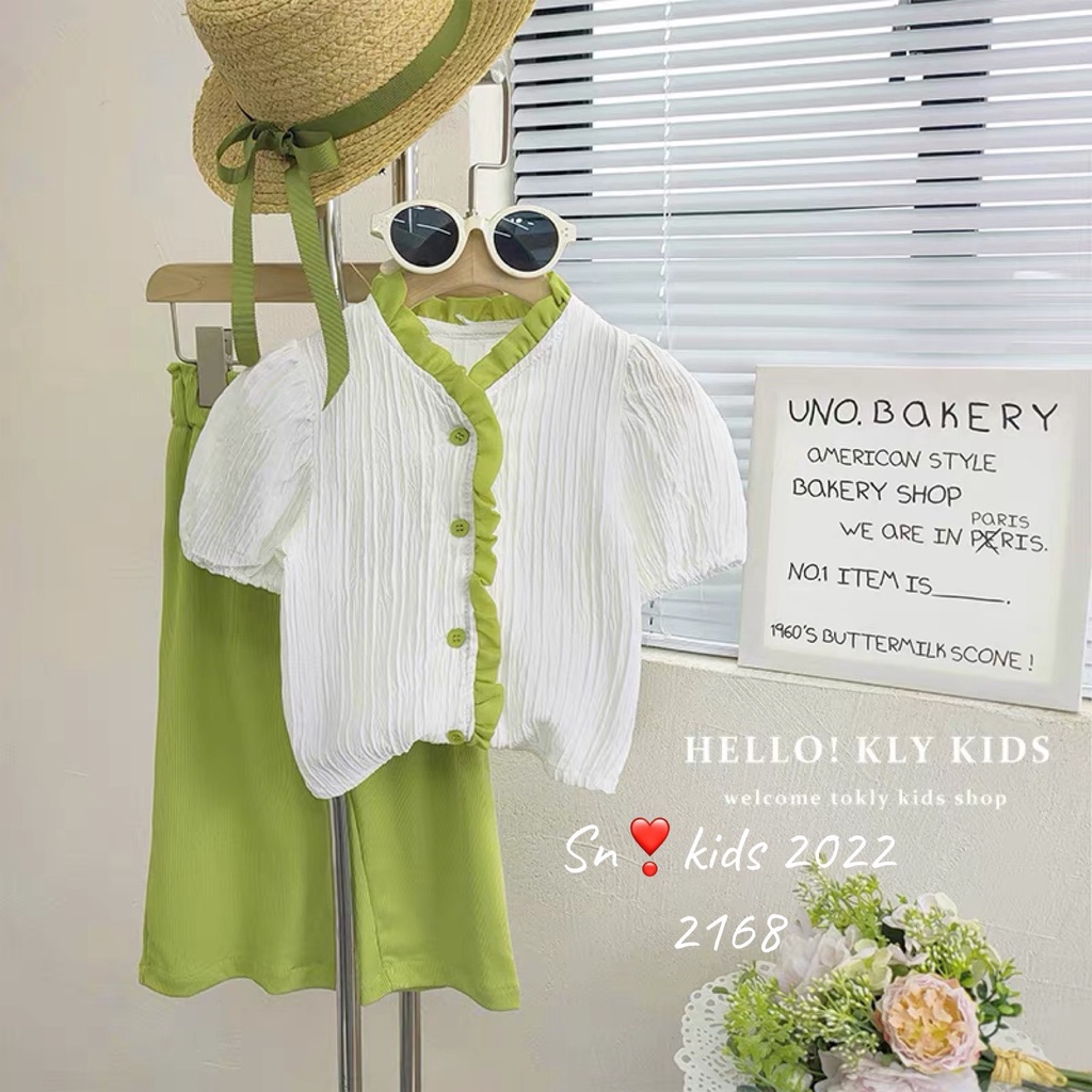 Set áo trắng viền bèo quần xuông xanh bé gái