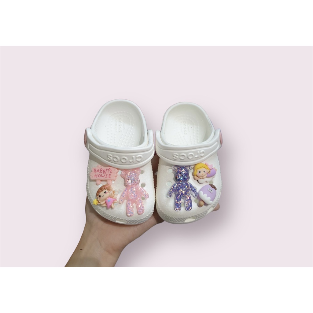 Sục cross cá sấu trắng full charm 2 to và 8 đến 10 charm nhỏ tùy size cho bé hàng xuất dư có lỗi nho ko đáng kể