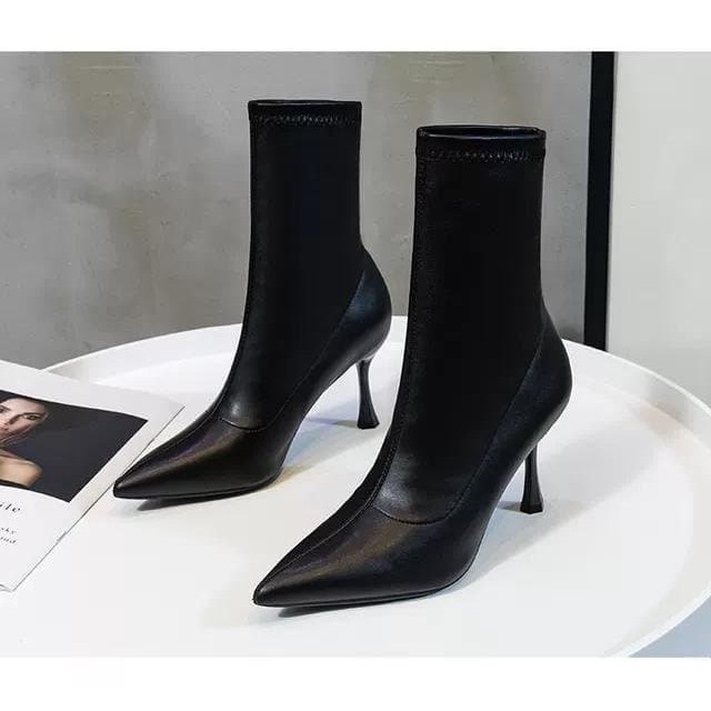 Boots nữ cao gót cổ cao cách điệu sang chảnh da si mềm cao cấp - Bốt nữ 8cm 2 màu Đen Kem (y size) | BigBuy360 - bigbuy360.vn