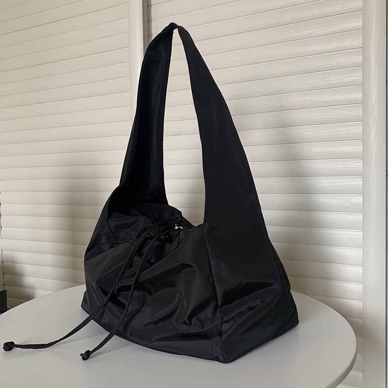 Túi xách chất liệu nylon màu đen sức chứa lớn thời trang cá tính cho nữ